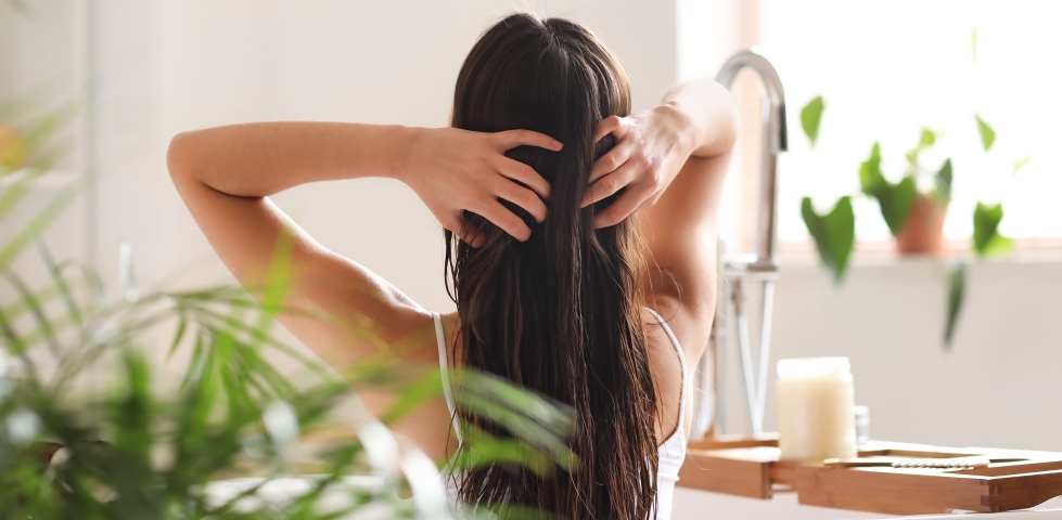 Fettige Haare pflegen – so gehst du gegen den fettigen Ansatz vor