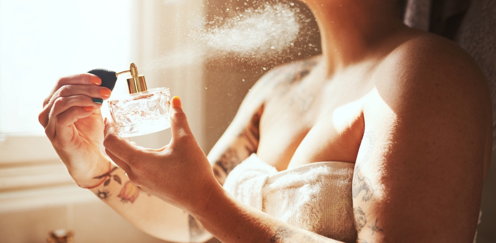 Parfum richtig auftragen – So hält dein Duft besonders lang